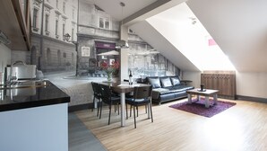 Um apartamento moderno do tipo loft, com cozinha, sala de jantar e área de estar.
