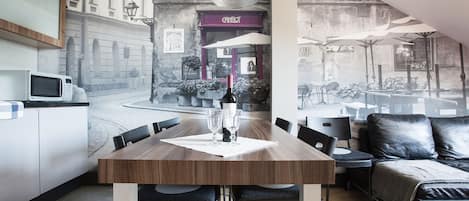 Appartement Deluxe | Salle de séjour | Télévision LCD de 42 pouces avec chaînes numériques, télévision