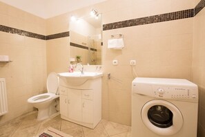 City-Studiosuite | Badezimmer | Dusche, Handtücher, Seife, Toilettenpapier