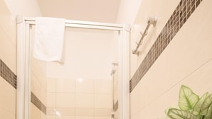 Studio Suite trung tâm thành phố | Buồng tắm vòi sen