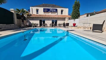 Una piscina al aire libre