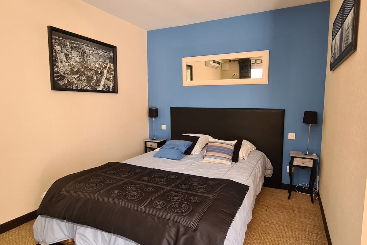 Double Room (Evasion) | Premium bedding, desk, iron/ironing board (on request), WiFi (free)