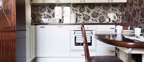 Family Apartment | Private kitchen | Full-sized fridge, microwave, oven, stovetop