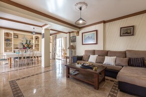 Een televisie en een open haard