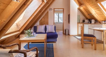 Cosy Attic Apartment “Haus Sonnenschein” with Wi-Fi, Terrace & Garden