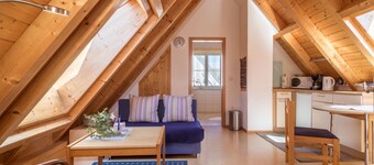 Acogedor apartamento abuhardillado "Haus Sonnenschein" con Wi-Fi, terraza y jardín