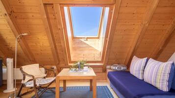 Fernseher, Tischtennisplatte, Stereoanlage