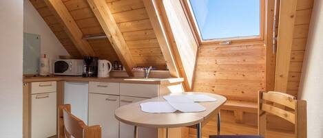 Kylskåp, mikrovågsugn, spishäll och kaffe- och tebryggare