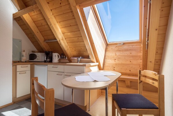 Kühlschrank, Mikrowelle, Herdplatte, Wasserkocher mit Kaffee-/Teezubehör