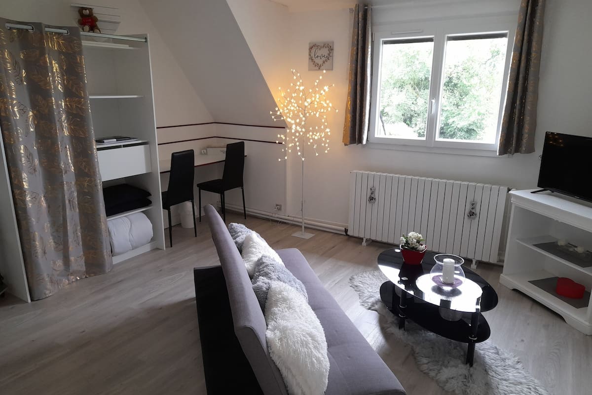 Romantic Double Room (Glamour) | Premium bedding, individually decorated, desk, laptop workspace