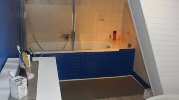 Ensemble douche/baignoire, sèche-cheveux, bidet, serviettes fournies