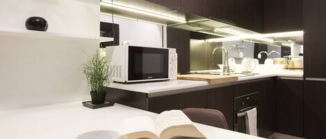 シティ アパートメント | 専用キッチン | 大型冷蔵庫、電子レンジ、オーブン、コンロ