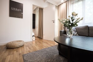 Departamento urbano | Área de sala de estar | Smart TV de 50 pulgadas con canales digitales y televisión 