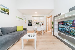 Departamento Deluxe | Área de sala de estar | Smart TV de 50 pulgadas con canales digitales y televisión