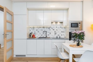 Apartamento luxo | Cozinha privada | Geladeira grande, micro-ondas, cooktop, lava-louças