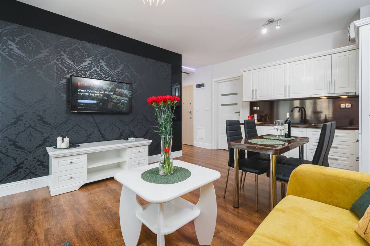 Appartement Deluxe | Aire de séjour | Téléviseur connecté de 50 po avec télévision numérique, téléviseur