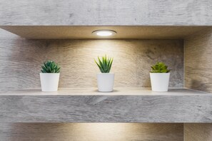 Deluxe-Apartment | Wohnbereich | 50-Zoll-Smart-TV mit Digitalempfang, Fernseher