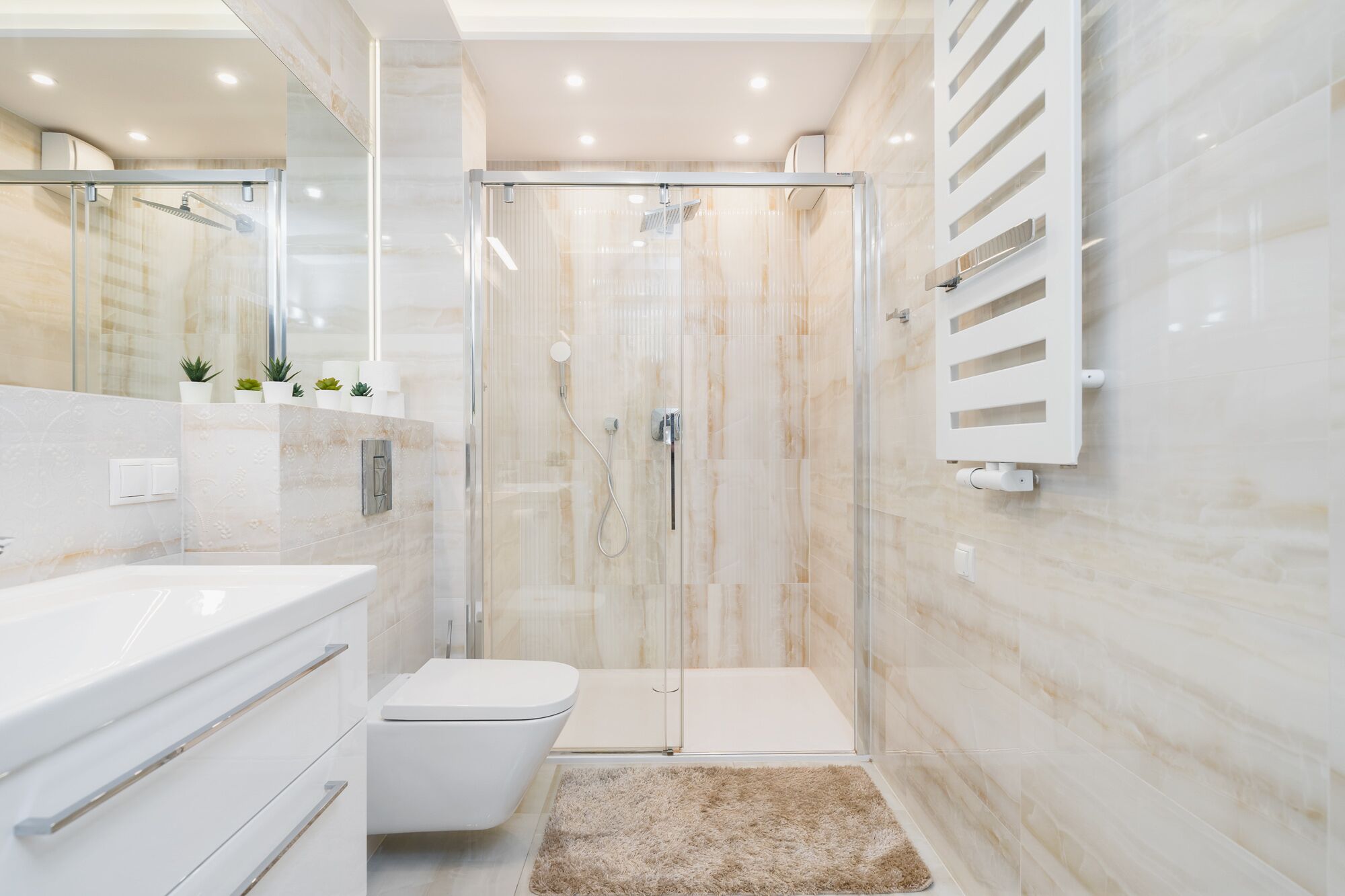 Deluxe appartement | Badkamer | Een douche, een regendouche, handdoeken, zeep