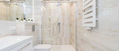 Appartement Deluxe | Salle de bain | Douche, douche à « effet pluie », serviettes fournies, savon