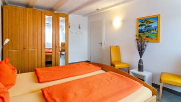 2 makuuhuonetta, silitysrauta/-lauta, ilmainen Wi-Fi, vuodevaatteet