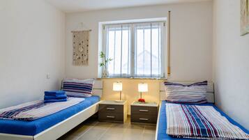 2 bedrooms, iron/ironing board, free WiFi, bed sheets