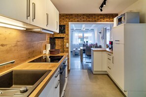 Fridge, microwave, oven, stovetop - Apartment "Ferienwohnung Lindau" with Covered Balcony, Wi-Fi & TV (Sipplingen am Bodensee)