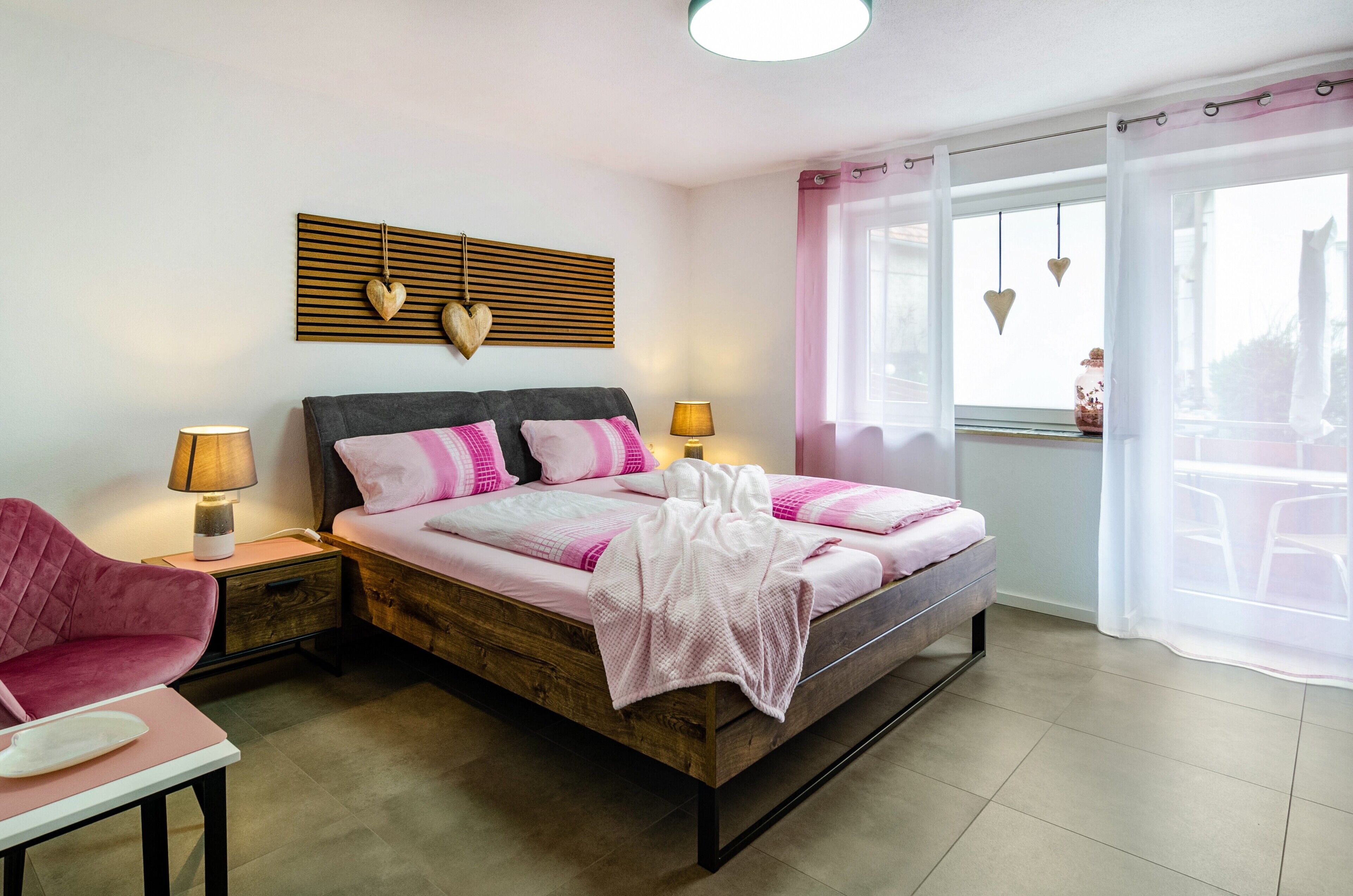 2 slaapkamers, een strijkplank/strijkijzer, gratis wifi, beddengoed