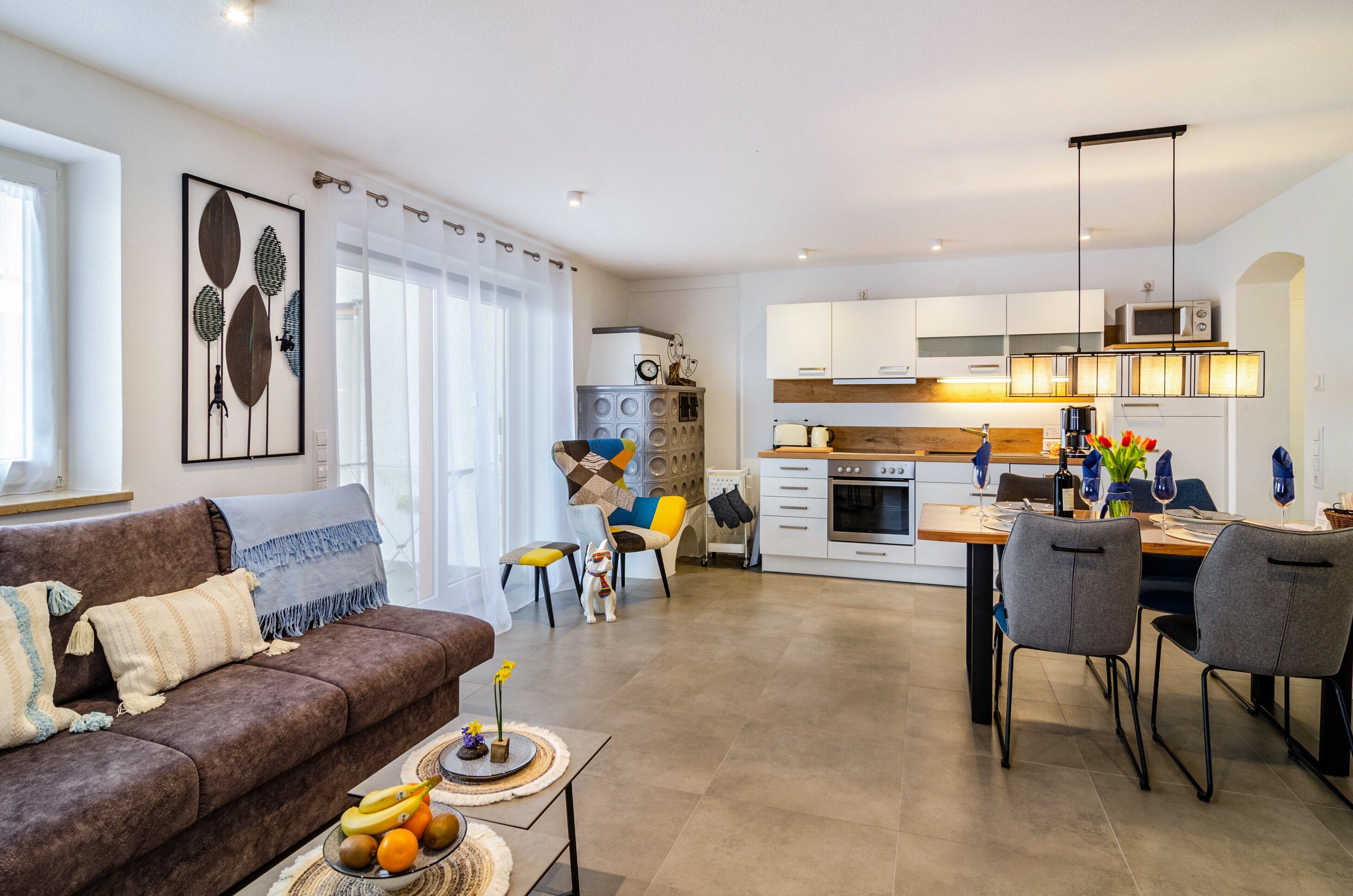 Een televisie, een tafeltennistafel en een stereo