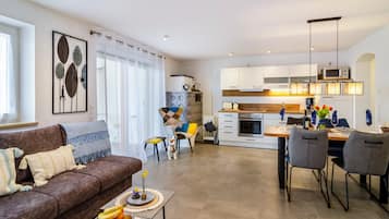 Een televisie, een tafeltennistafel en een stereo