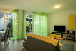 Télévision, table de tennis de table, chaîne hi-fi