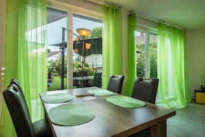 Dining - Apartment 'Jasmin' with Large Terrace and View of the Beautiful Flower Garden (Sipplingen am Bodensee)