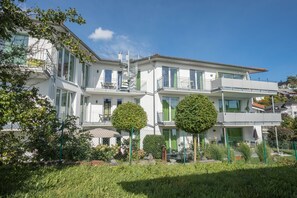 Exterior - Apartment 'Jasmin' with Large Terrace and View of the Beautiful Flower Garden (Sipplingen am Bodensee)