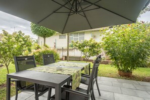 Outdoor dining - Apartment 'Jasmin' with Large Terrace and View of the Beautiful Flower Garden (Sipplingen am Bodensee)