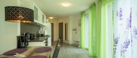 Een koelkast, een microgolfoven, een oven, een kookplaat