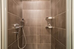Shower, hair dryer, towels - Cozy, Lovingly Furnished Holiday Apartment "Lavendel" with Covered Terrace & Balcony (Sipplingen am Bodensee)