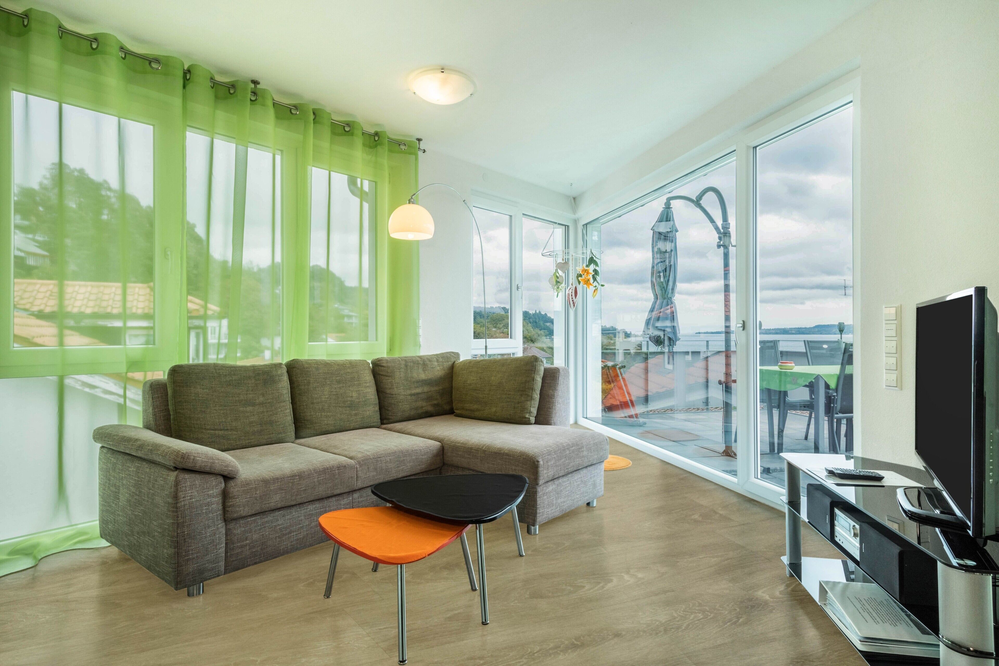 Tv, ett bordtennisbord och en stereo