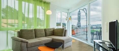 Televisión, mesa de ping pong, estéreo