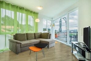 Televisión, tenis de mesa y estéreo 