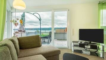 Télévision, table de tennis de table, chaßne hi-fi