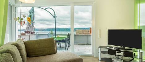 Télévision, table de tennis de table, chaîne hi-fi