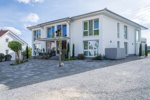 Exterior - Fantastic Holiday Apartment "Lilie" with Large Balcony, Lake View, Wi-Fi & TV (Sipplingen am Bodensee)