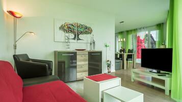 Fernseher, Tischtennisplatte, Stereoanlage