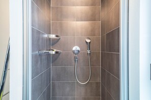 Shower, hair dryer, towels - Apartment "Rose" with Large Balcony and Stunning Views of Lake, Forest, and Mountains (Sipplingen am Bodensee)