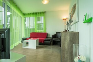 TV, table tennis, stereo - Apartment "Rose" with Large Balcony and Stunning Views of Lake, Forest, and Mountains (Sipplingen am Bodensee)