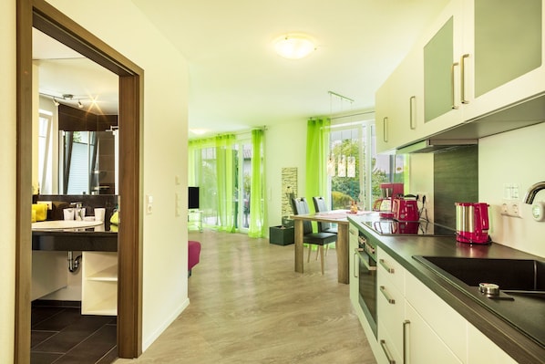 Kühlschrank, Mikrowelle, Ofen, Herdplatte