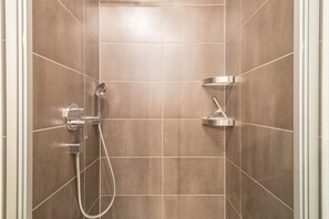 Dusche, Haartrockner, Handtücher