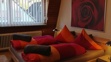 3 Schlafzimmer, Schreibtisch, Bügeleisen/Bügelbrett, Reisekinderbett