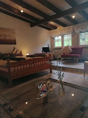 3 habitaciones, escritorio y tabla de planchar con plancha 