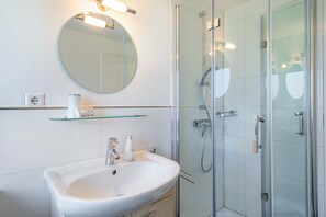 Een douche, een haardroger, handdoeken