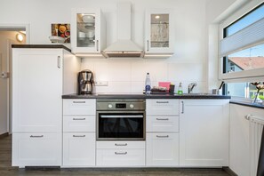 Een koelkast, een magnetron, een oven, een kookplaat